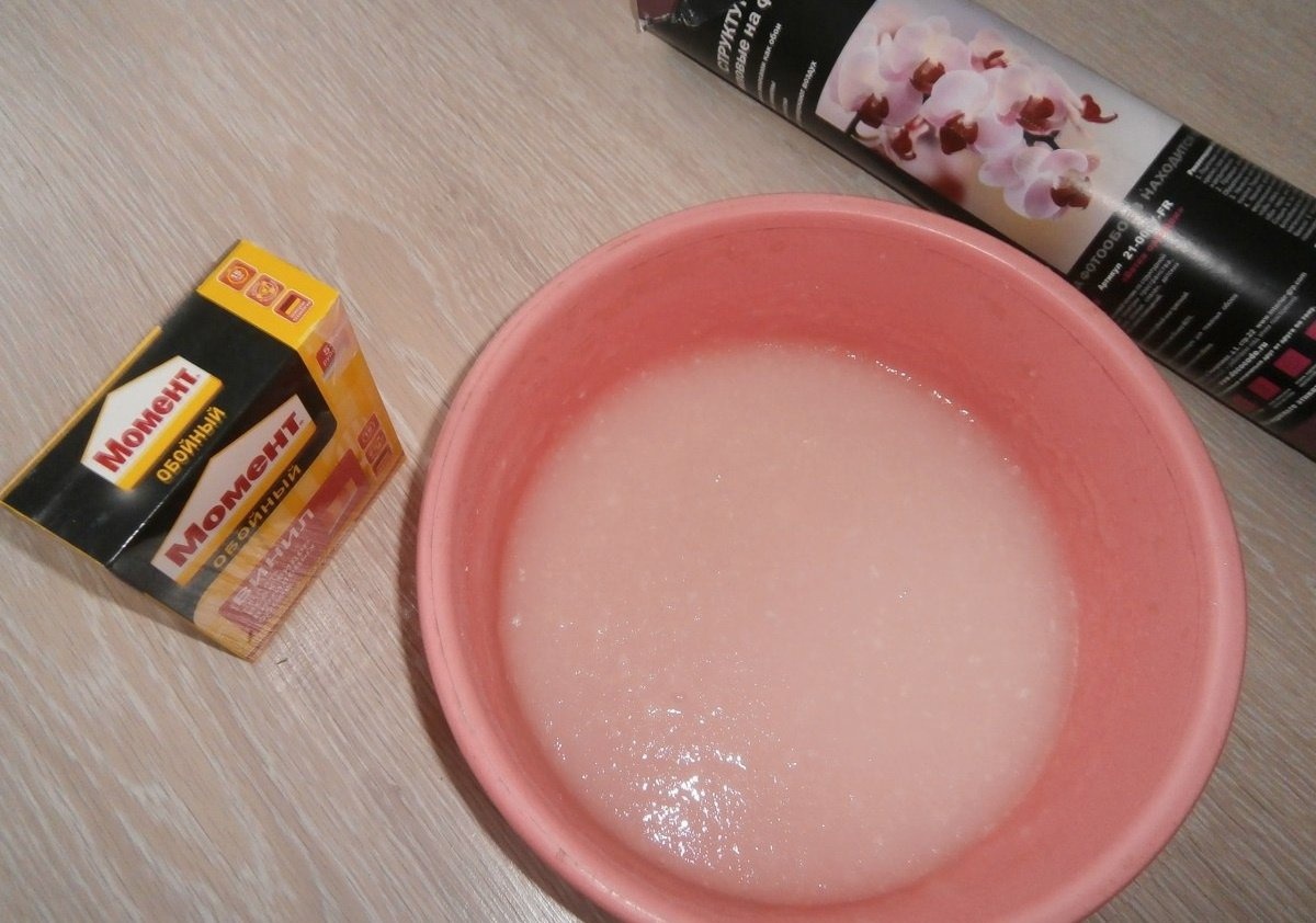 Изображение наклеивания обоев
