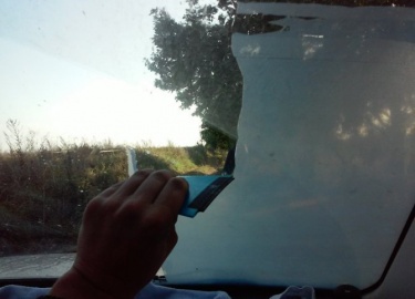 Как отмыть клей со стекла после тонировки. Выбор эффективного средства для удаления следов от клея после тонировки. Как применять строительный фен ...