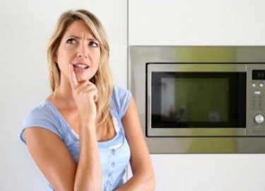 В этой статье расскажем, как быстро и без вреда для бытового прибора убрать неприятный запах из микроволновки при помощи народных средств и специал...