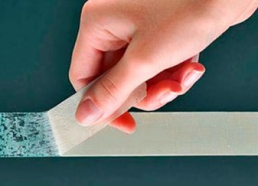 Лучшие методы по удалению скотча с различных материалов: мебельной обивки и ковров, линолиума, паркета, автомобиля. Обзор народных средств и химии.
