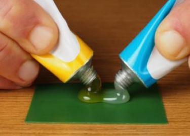 Чем оттереть клей? Использование нескольких распространённых бытовых продуктов позволит справиться с задачей.
