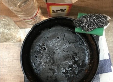 Чистим старые, сгоревшие и просто очень грязные сковородки от жира и нагара снаружи и внутри. 12 инструкций для чугунных, алюминиевых, стальных и т...