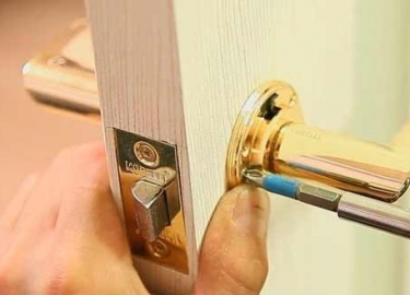 Сломанную ручку входной двери починить несложно, если разобраться с устройством замка и правильно определить вид неисправности. Статья окажет помощ...