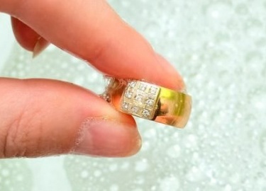 Лайфхакер знает, как почистить золото в домашних условиях. Жёлтые, белые и матовые украшения с камнями и без будут как новенькие.