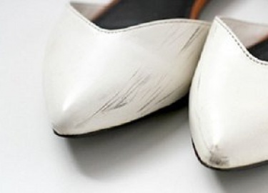 Как убрать черные полосы с обуви? Вычистить их простой водой не получится, но есть несколько домашних средств, способных без труда устранить полосы.
