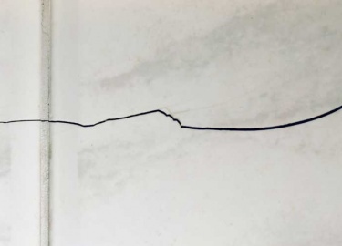 Почему трескается плитка в ванной на стене? Что делать чтобы такого не произошло? Как замаскировать трещину и заменить плитку.