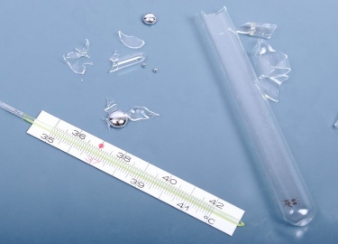 Подробная инструкция для тех, кто не знает, как собрать ртуть и что делать с разбитым градусником дальше. Перечень непозволительных ошибок прилагае...