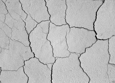 Что делать, если штукатурка уже пошла трещинами. Как заделать трещины в штукатурке на стене.
