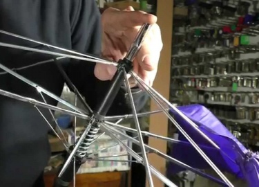 Обычно многие выбрасывают зонтики из-за незначительных поломок, которые вообще-то несложно устранить даже малоопытному умельцу. В основном ломаются...