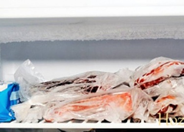 Пошаговые инструкции устранения запаха тухлого мяса в холодильнике, а также на коврах, мебели, занавесках и другом текстиле.