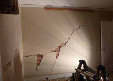 Рассмотрим почему трескается шпаклевка на стенах. Что приводит к растрескиванию стяжки.
