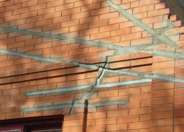 При образовании больших щелей необходима заделка трещин в кирпичных стенах. Причины, по которым трескается дом, могу быть разнообразны. Для устране...