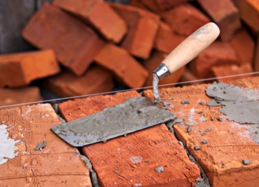 Кирпич – основной материал не только для строительства дома, но и заборов, других сооружений. Речь пойдет про о...