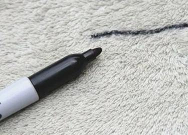 Отмыть с поверхности фломастер или маркер является не такой легкой задачей. Но существуют средства для очищения любых поверхностей. Например, обычн...