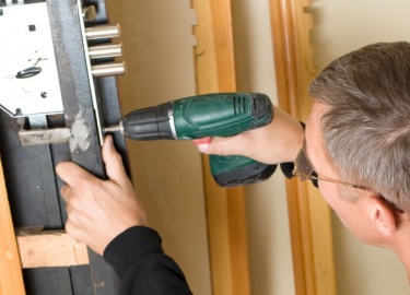 Основные причины поломки дверного замка, какие неполадки в металлической двери можно отремонтировать самостоятельно, и какие с помощью мастера.