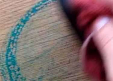 Пролитый на линолеум пузырек зеленки – настоящее бедствие для любой хозяйки. Отмыть ее будет не так уж и просто...