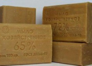 Хозяйственное мыло – недорогое и эффективное средство. Обладает отличными моющими и дезинфицирующими свойствами. Народные рецепты с использованием