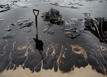 Как отстирать гудрон с одежды. Особенности выведения гудрона с ткани. Народные методы и применения бытовой химии для выведения битума с вещей. Удал...