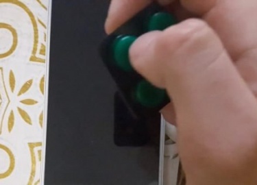 Лайфхакер рассказывает, как снять защитное стекло с телефона с помощью пластика или нити. Если действовать правильно, можно справиться за несколько...