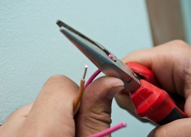 Подробно о том, как снимать изоляцию с проводов различного типа. Какие особенности имеются у различного типа кабелей. Какой инструмент использовать...