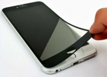 Что делать, если защитное стекло на мобильно телефоне треснуло или на нём появились глуобокие царапины — читайте в данной статье.