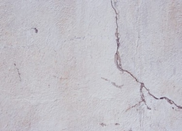 Заделать трещину в стене можно самостоятельно. Такие повреждения появляются довольно часто и уродуют внешний вид квартиры. Правильный наполнитель,