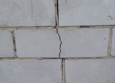 Причины возникновения щелей. Классификация трещин в пенобетонной стене.
