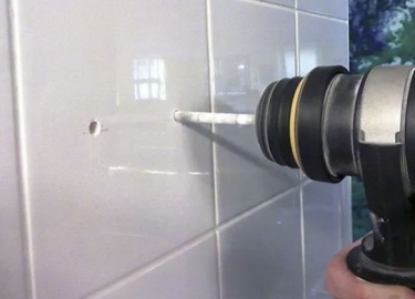 Керамическая плитка прочный материал, но при неправильной обработке она может сломаться. Один из этих вариантов, сверление, при котором она может с...