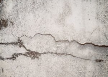 Треснул фундамент дома. Это, вероятно, аварийная ситуация и требуется исправлять не откладывая. Рассмотрим причины, что делать и как предотвратить.