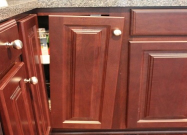 Как можно полностью отремонтировать шкаф своими руками дома, заменить вырванные петли, починить и усилить места креплений дверей и полок