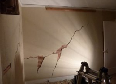 Появление трещин в газобетонных стенах сооружений может быть обусловлено механическими нагрузками на кладку и отклонениями технологии при изготовле...