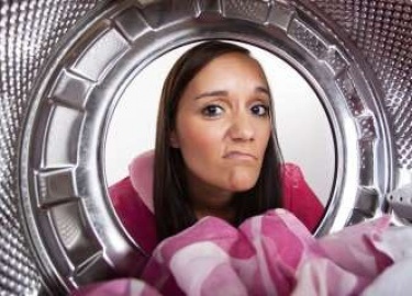 Если вас интересует, как убрать запах из машинки-автомат в домашних условиях при помощи народных средств, удалить неприятный аромат специальными пр...