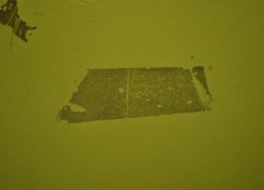 При снимании двухстороннего скотча нужно учитывать тот факт, что он очень плотно крепится, и это приводит к тому, что удалить его начисто становитс...