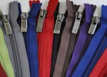 Как отремонтировать молнию, ежели она расходится, или заменить бегунок? Что предпринять, если бегунок плохо движется или поломались зубчики? Рассмо...