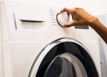 Чаще всего можно обойтись без сантехника. Устранить запах в стиральной машине вам помогут сода, уксус и другие средства, которые всегда под рукой.
