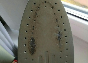 Эффективные способы очистить утюг от пригара на подошве, которые можно использовать в домашних условиях.
