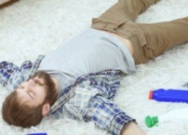 Простые пошаговые инструкции, как убрать неприятных запах с ковра в домашних условиях.&nbsp; Советы по уборке паласа народными и профессиональными ...