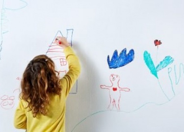 Как стереть цветной карандаш? Дети любят раскраски, а иногда чистым холстом для них может послужить окружающая их обс...