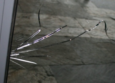 Рассмотрим, причины почему может появится трещина на стекле стеклопакета пластикового окна. Как отремонтировать и как не допустить повторного появл...