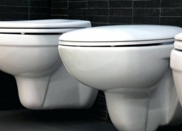 Прошло совсем немного времени со времени покупки новенького унитаза, а он уже покрылся налетом и издает неприятный запах? Все поправимо, если знать...