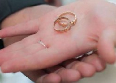 Что гласят приметы, если внезапно кольцо треснуло, лопнуло, погнулось или почернело? Как уменьшить негативное воздействие примет и стоит ли обращат...