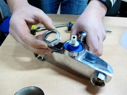 Разборка смесителя на составные части
