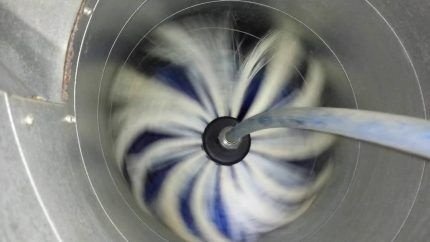 Очистка вентиляционного канала с помощью инструмента для очистки труб
