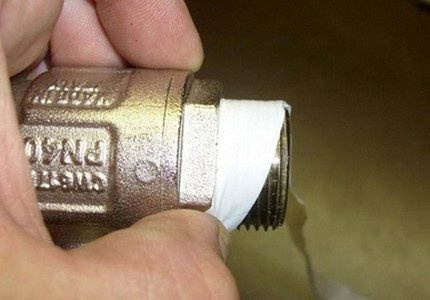 Уплотнение сальника с помощью ленты FUM
