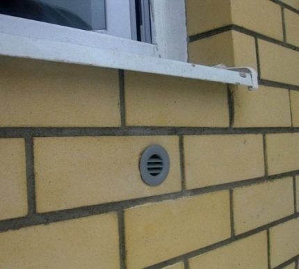 Вентиляционный клапан в стене
