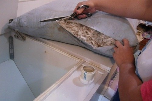 Раскройте подушку и выньте начинку
