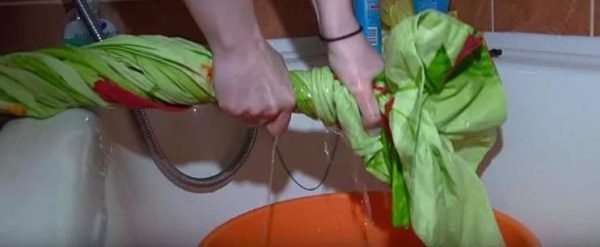 Смочите ткань в растворе
