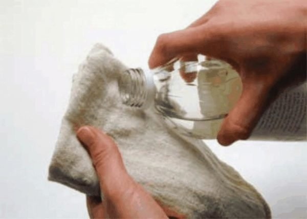 Если распылитель недоступен, раствор можно наносить тряпкой или губкой.
