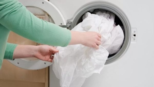 Постирайте ткань.
