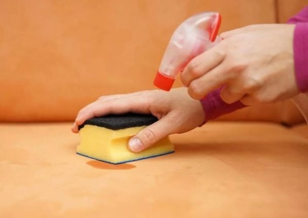 Не используйте грубую сторону губки.
